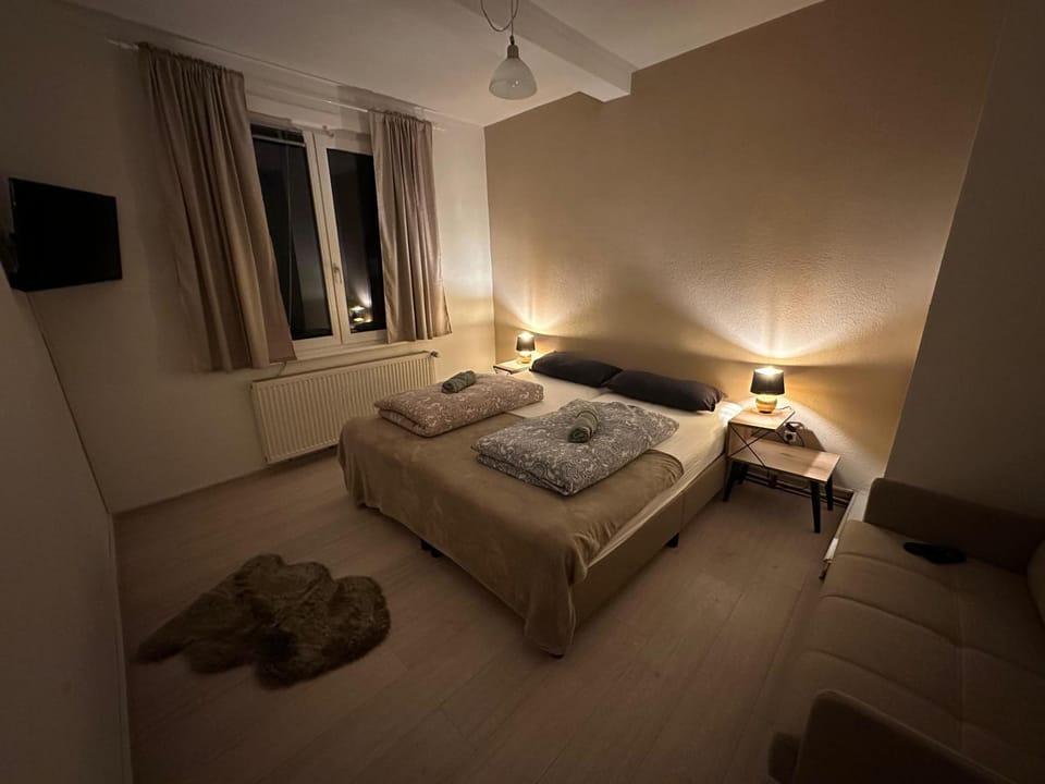 Bed, TV and multimedia, Photo of the whole room, Bedroom, towels