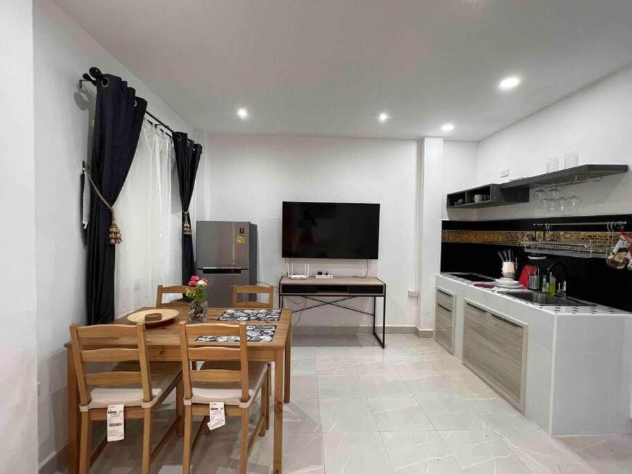 Communal lounge/ TV room, TV and multimedia, Kitchen or kitchenette, Dining area, stove