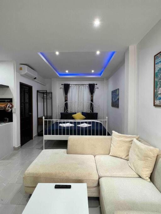 Living room, Photo of the whole room, Seating area