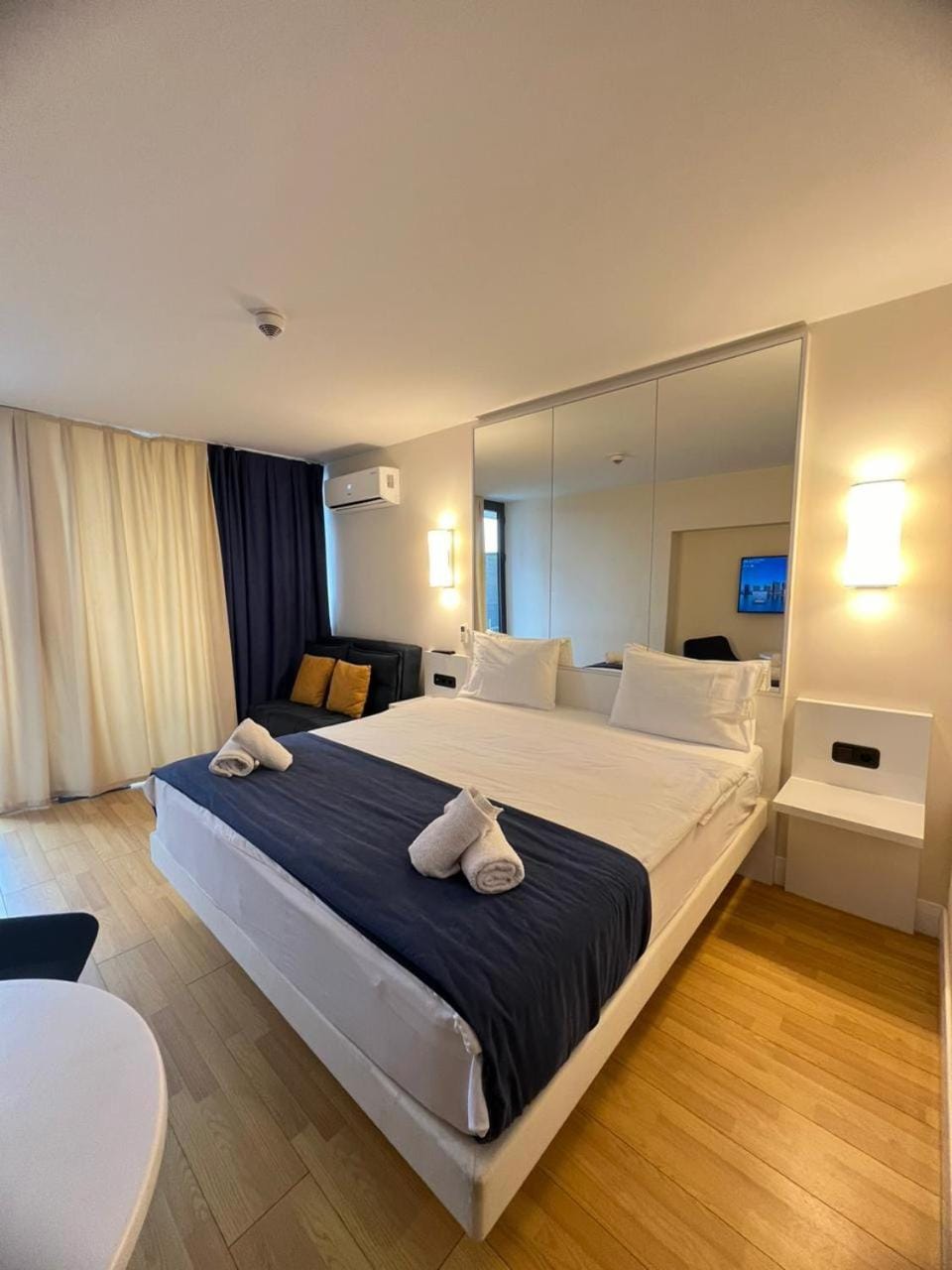 Bed, TV and multimedia, towels