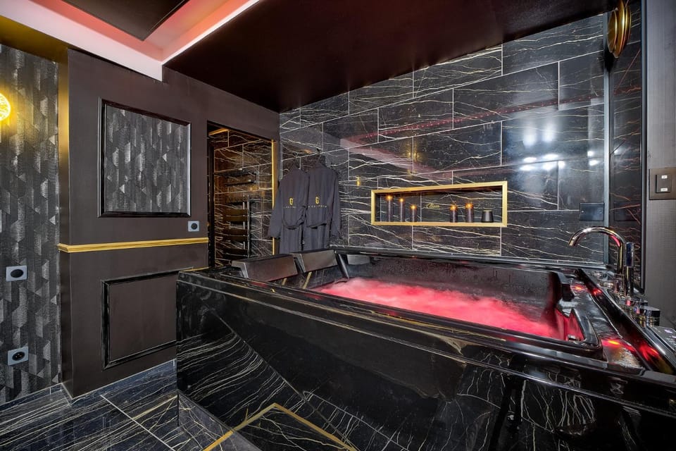 LA GOLDEN ROOM - Suite de Luxe avec Jacuzzi Apartment in Bourgogne-Franche-Comté
