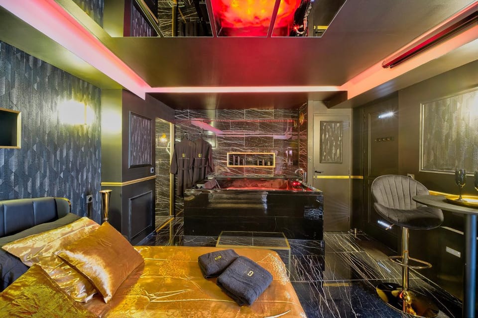 LA GOLDEN ROOM - Suite de Luxe avec Jacuzzi Apartment in Bourgogne-Franche-Comté