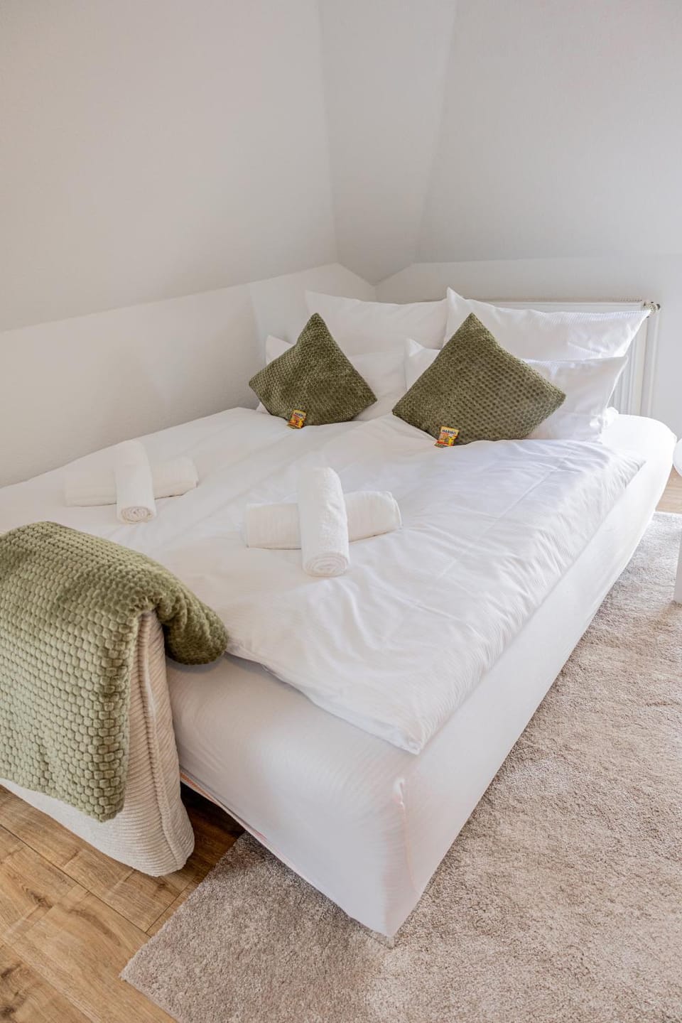 Bed, Living room, towels