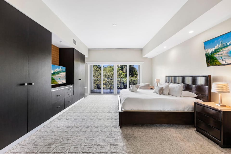 Bed, TV and multimedia, Bedroom, towels, wardrobe