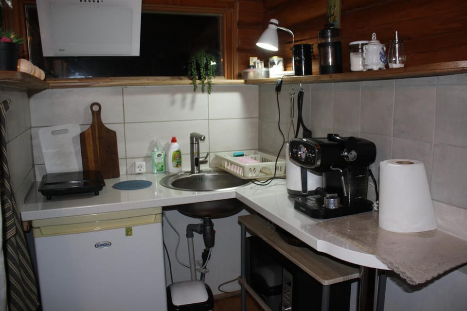Coffee/tea facilities, Kitchen or kitchenette, stove