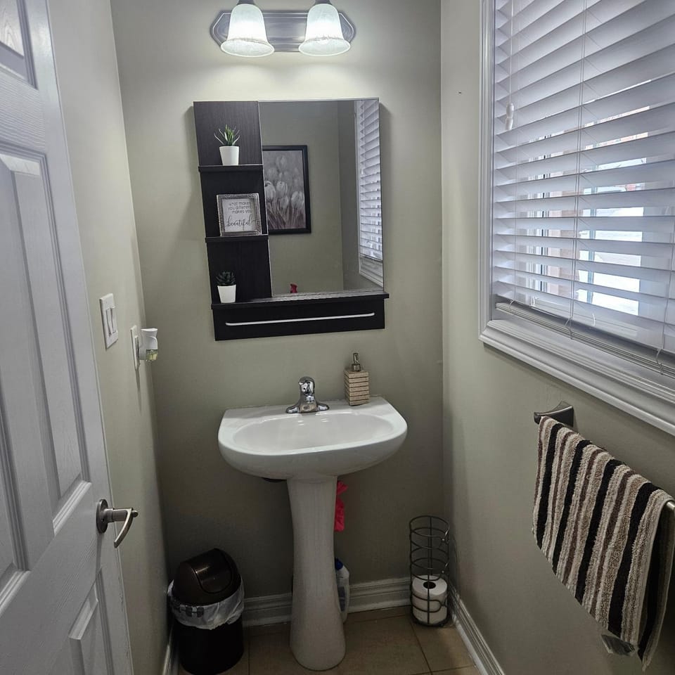 Exquisite Junior Bedroom Vacation rental in Brampton
