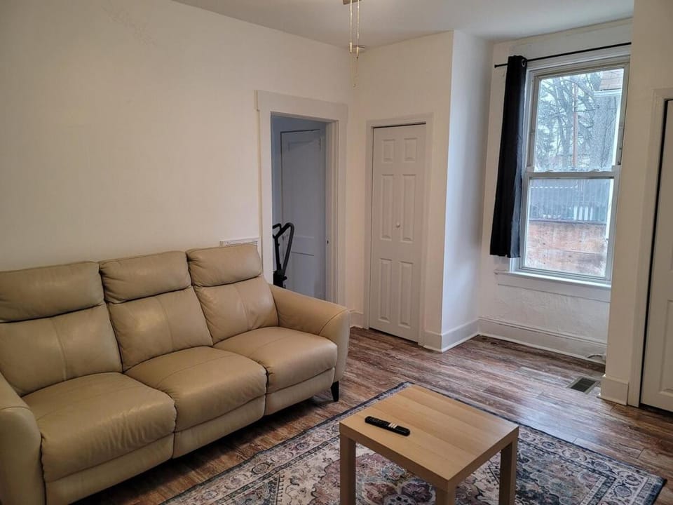 Two-Bedroom Home 25 min to NYC Free parking-UNIT-1 House in Leonia