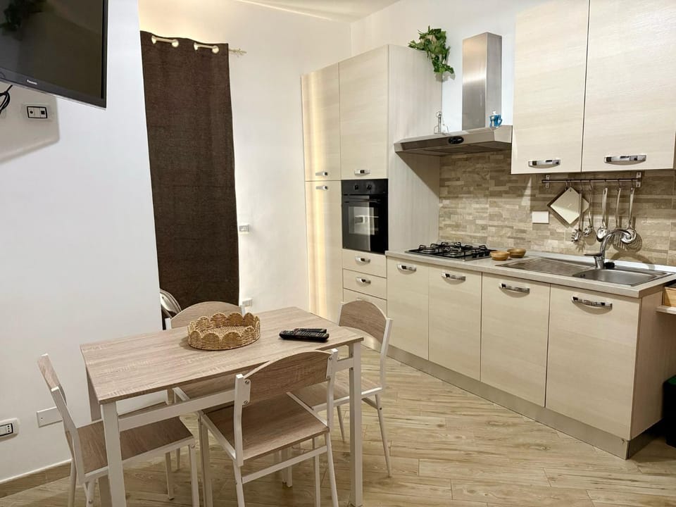 Kitchen or kitchenette, Dining area, oven, pet friendly, stove