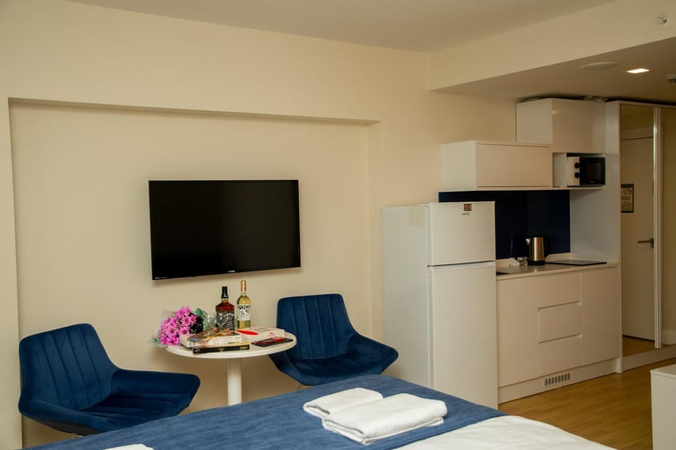 Communal lounge/ TV room, TV and multimedia, Seating area, oven