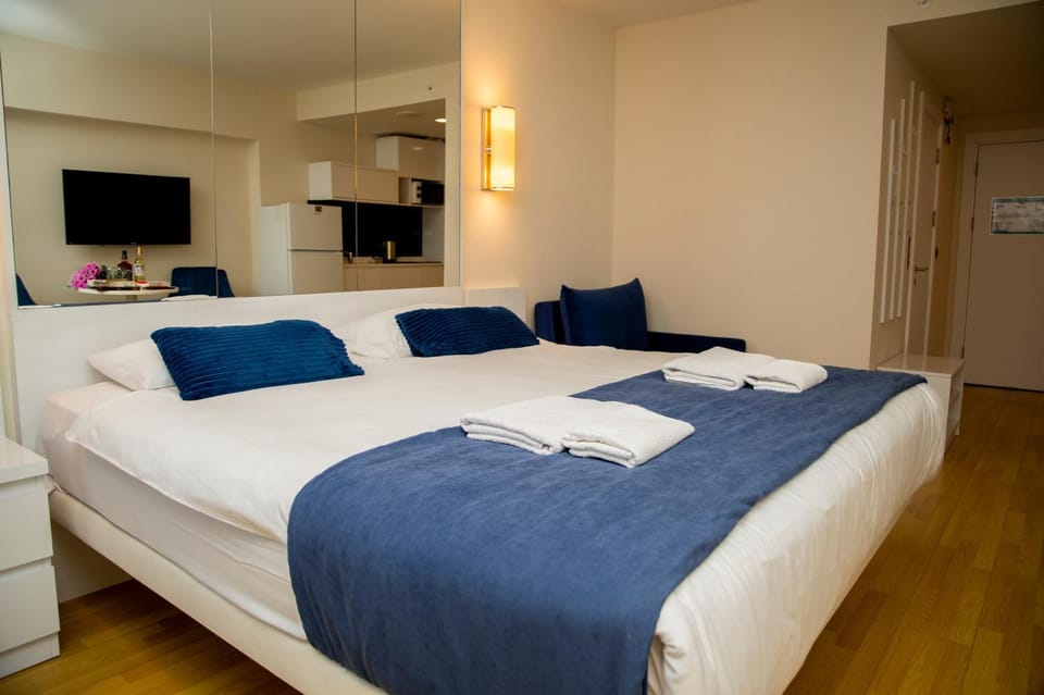 Bed, TV and multimedia, towels