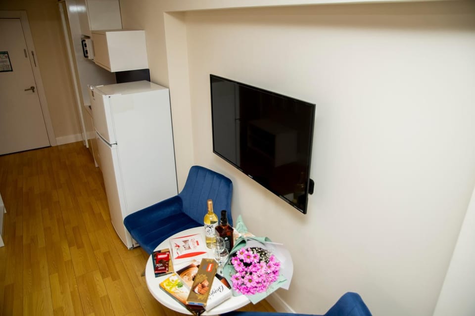 TV and multimedia, Kitchen or kitchenette, Food and drinks, Seating area, Dining area, Drinks