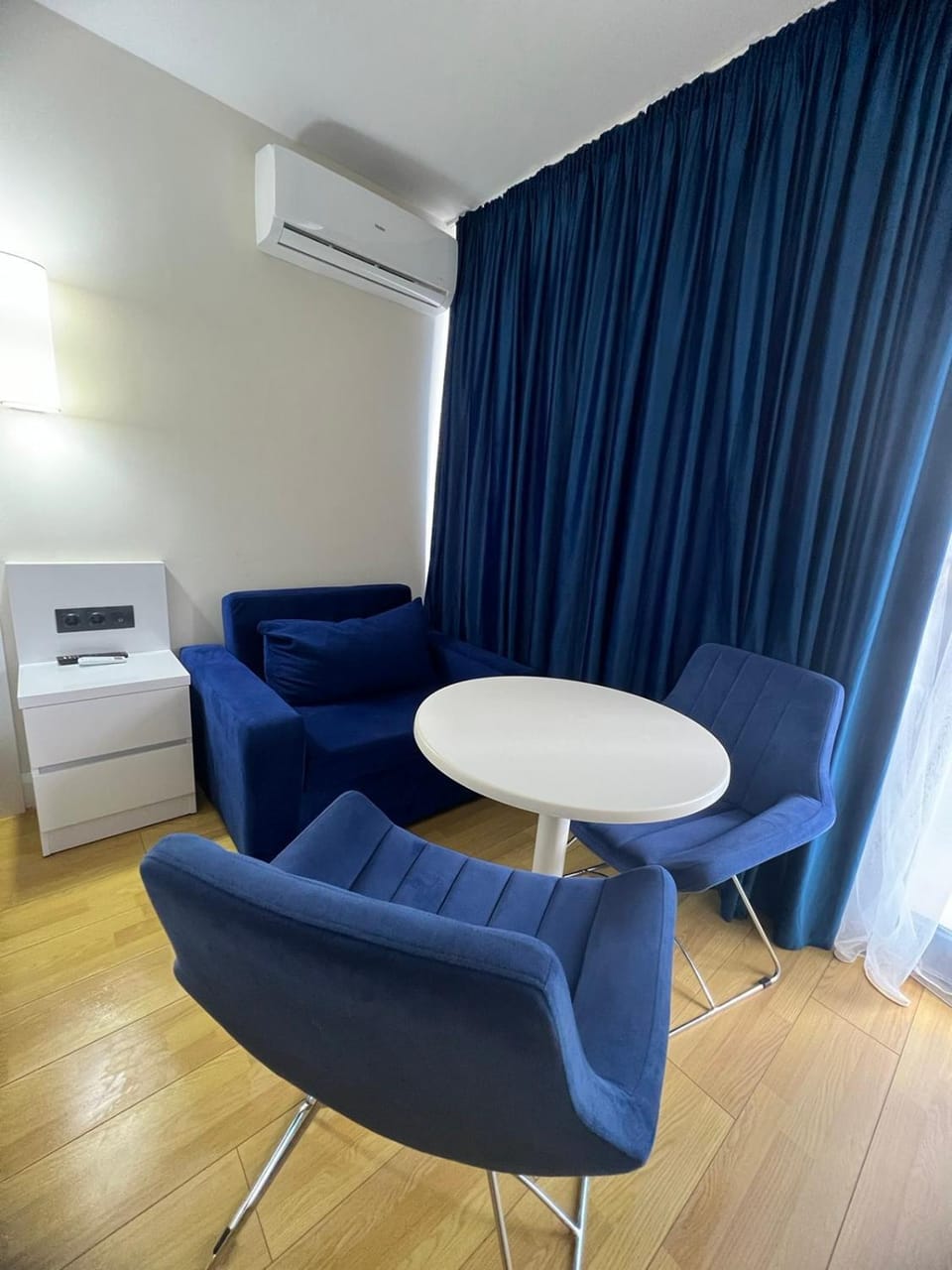 Living room, Seating area, air conditioner