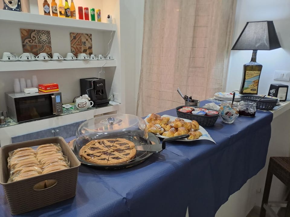 Breakfast, minibar