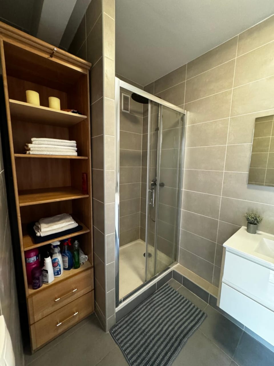 Shower, Bathroom, towels