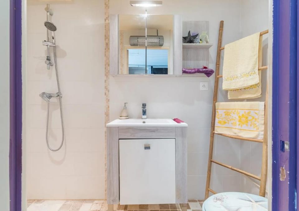 Shower, Bathroom, towels