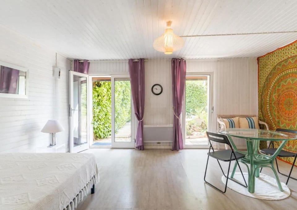 Photo of the whole room, Seating area, Dining area, Bedroom, Garden view