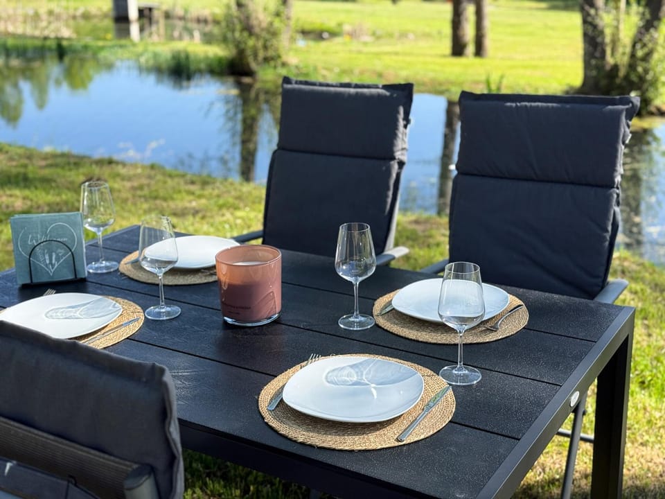 Spring, Natural landscape, Food and drinks, Dining area, Lake view