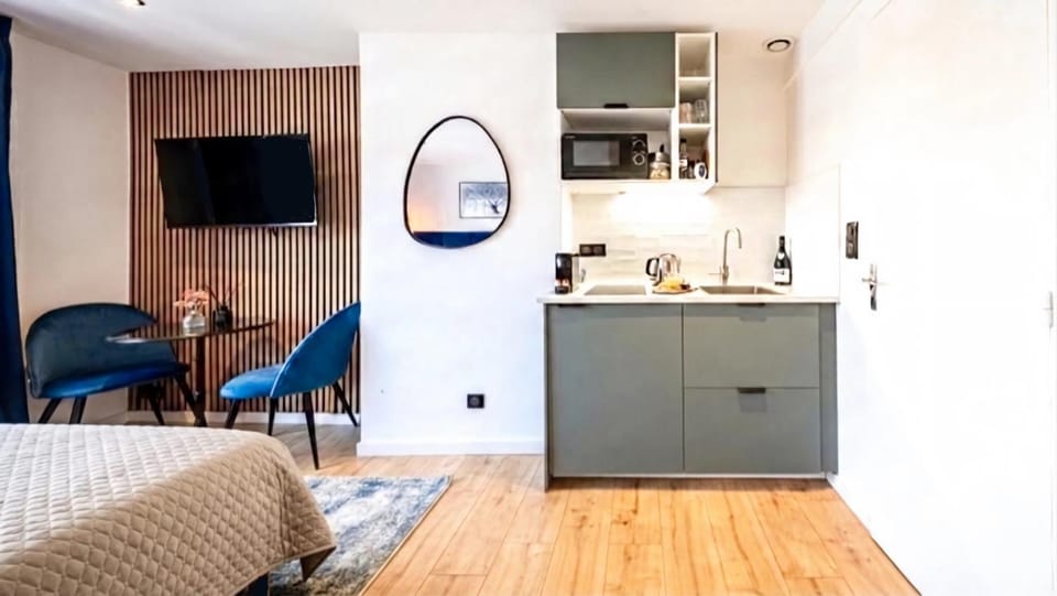 TV and multimedia, Kitchen or kitchenette, Living room, Seating area, Dining area