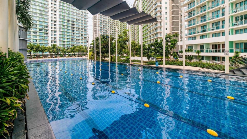 Property building, Day, Pool view, Swimming pool, sunbed