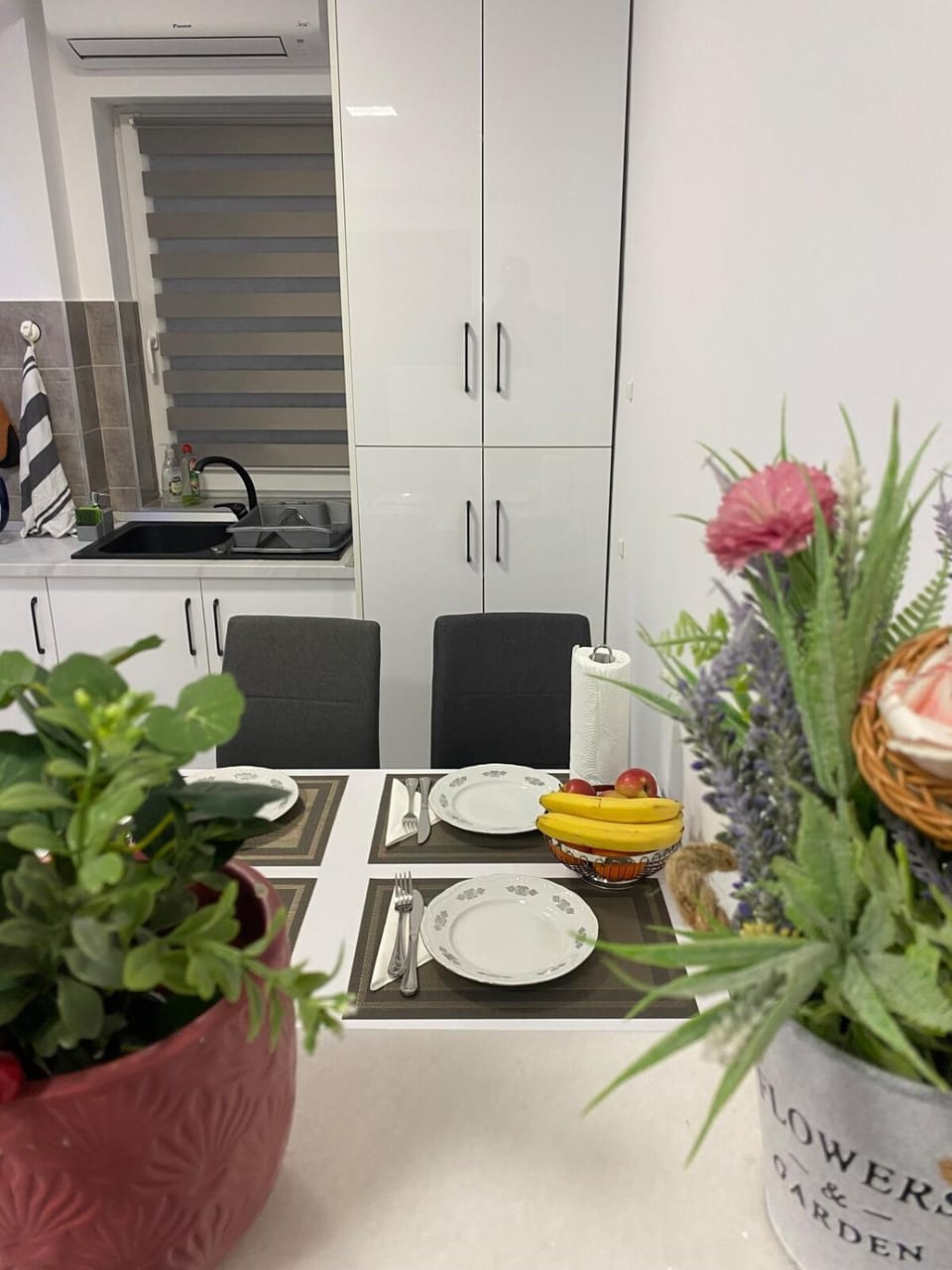 Kitchen or kitchenette, Dining area