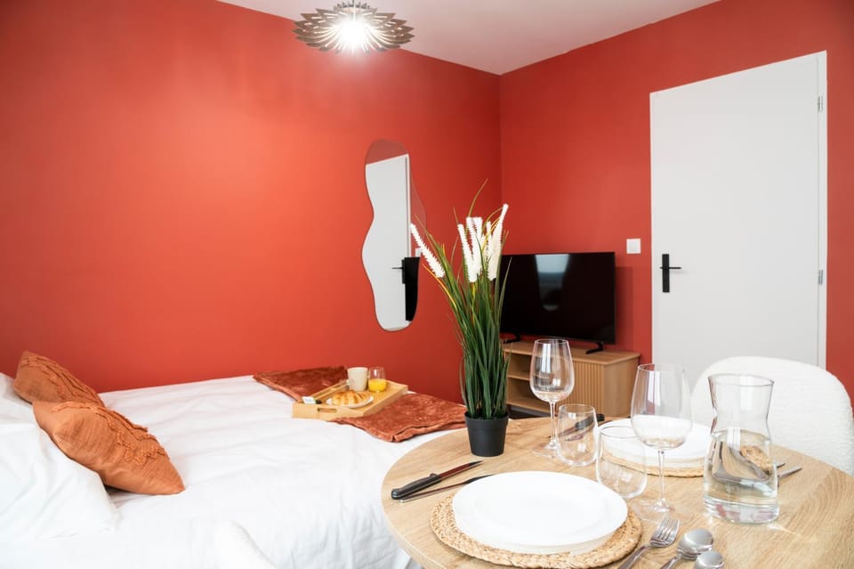 Bed, TV and multimedia, Dining area