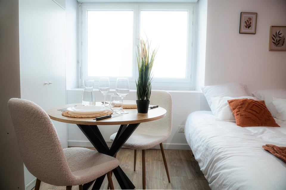 Bed, Dining area