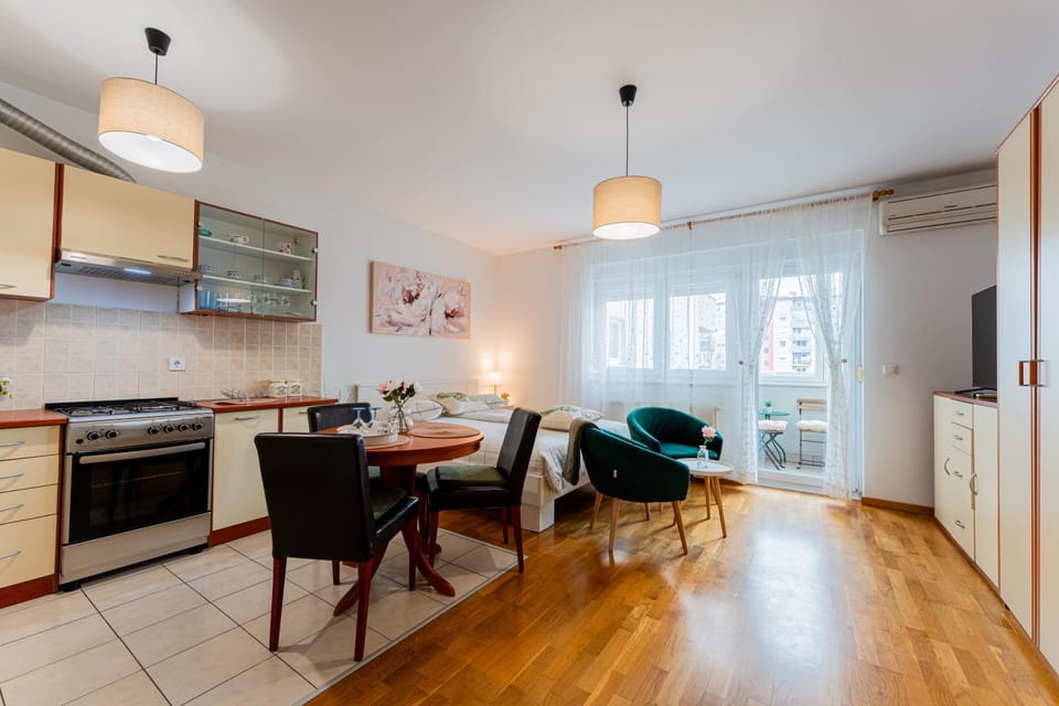 Property building, TV and multimedia, Balcony/Terrace, Kitchen or kitchenette, Seating area, Dining area, Family, heating, internet, oven, stove, wardrobe, air conditioner