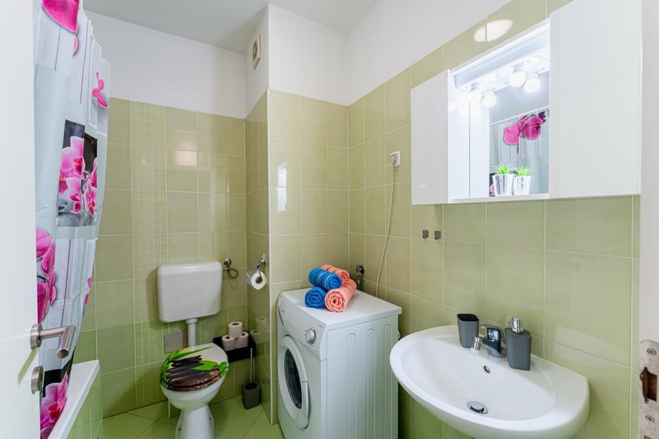 Shower, Toilet, Bathroom, Bath, towels, washing machine, dryer