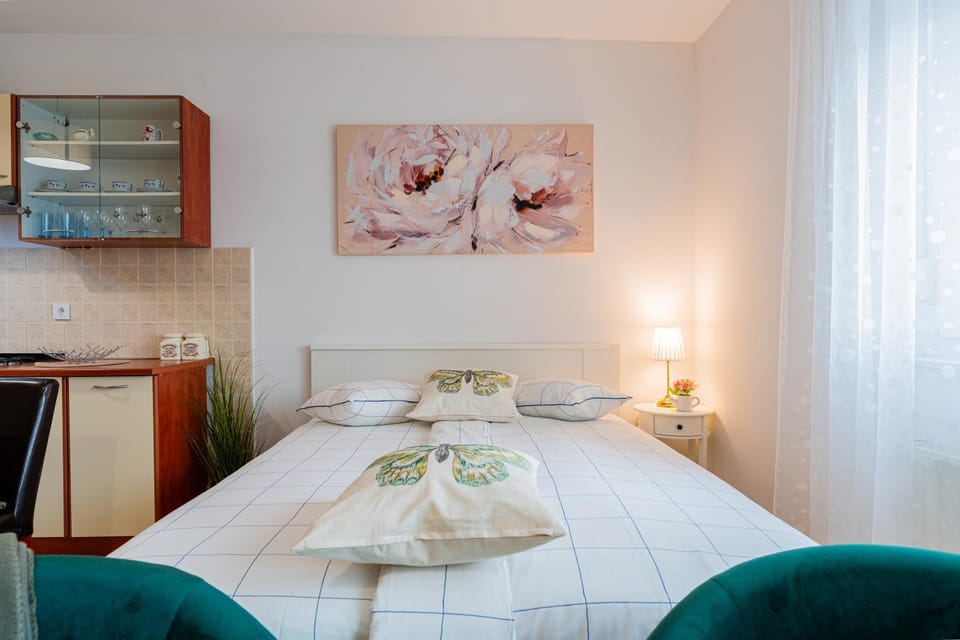 Bed, Kitchen or kitchenette, Other, Dining area, Family, furniture, heating, internet