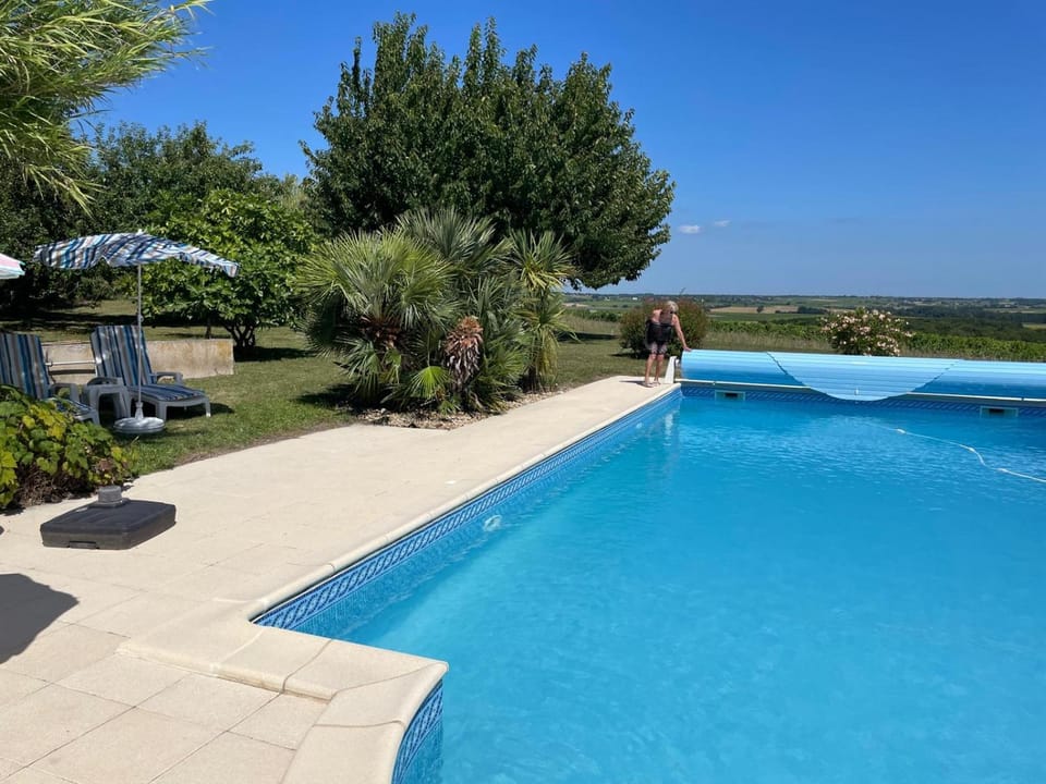 Les Roses Tremieres House in Nouvelle-Aquitaine