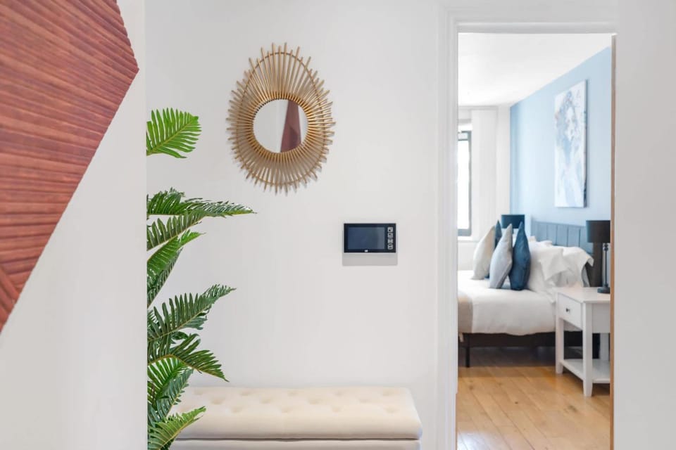 Photo of the whole room, Decorative detail, internet