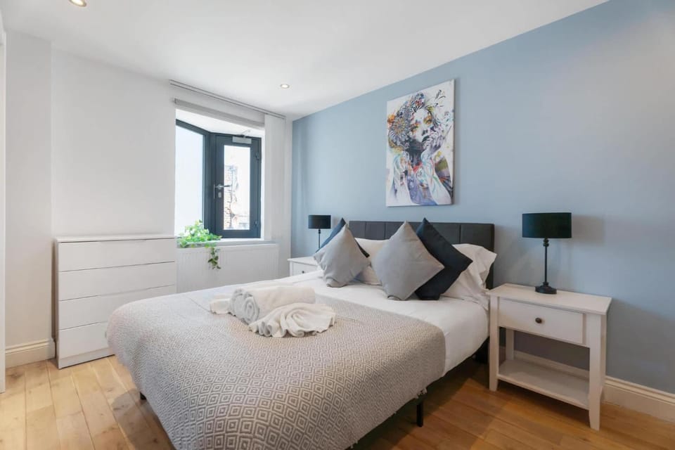 Bed, Photo of the whole room, Decorative detail, Bedroom, heating, towels