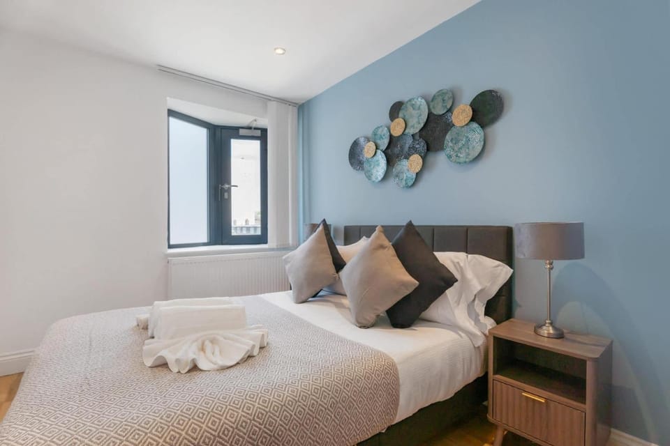 Bed, Photo of the whole room, Decorative detail, Bedroom, heating, towels