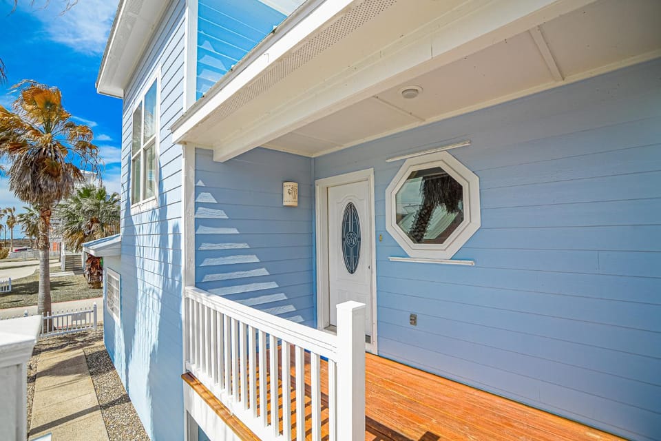 Villa Laguna - Pet Friendly Beach Gear Credit Included House in Port Aransas