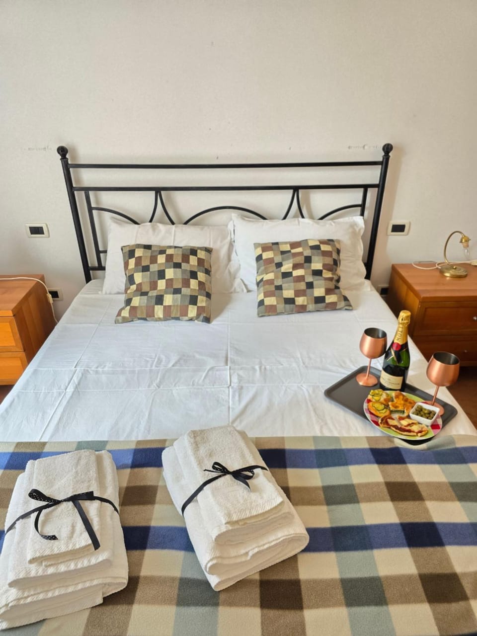 Photo of the whole room, Bedroom, Food, towels