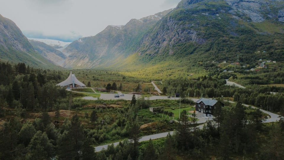 Nearby landmark, Day, Neighbourhood, Natural landscape, Mountain view
