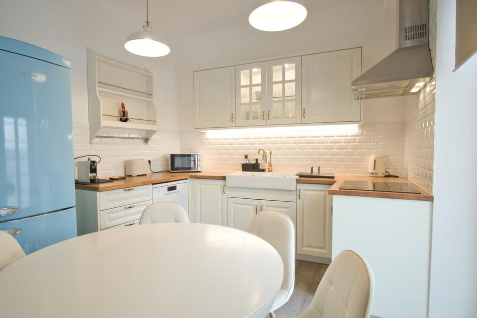 Coffee/tea facilities, Kitchen or kitchenette, dishwasher, microwave, kitchen