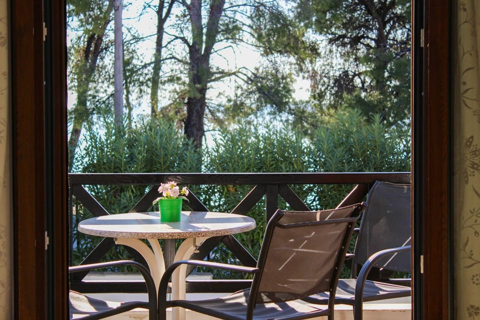 Natural landscape, Balcony/Terrace, Dining area, Garden view, Sea view