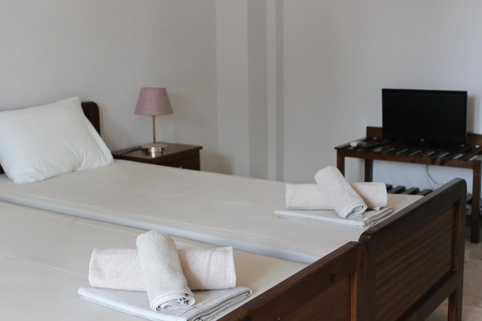 Bed, TV and multimedia, Bedroom
