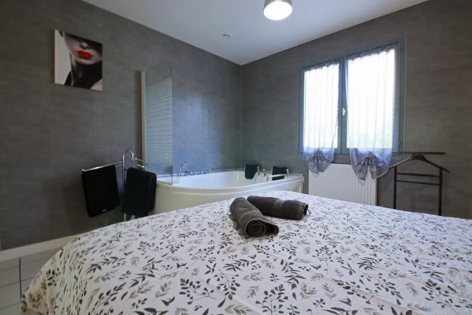 Bathroom, Spa and wellness centre/facilities
