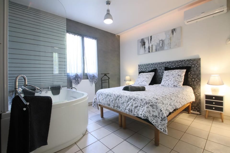 Bathroom, Spa and wellness centre/facilities
