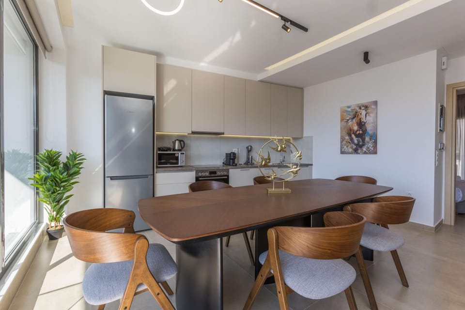 Coffee/tea facilities, Kitchen or kitchenette, Seating area, Dining area