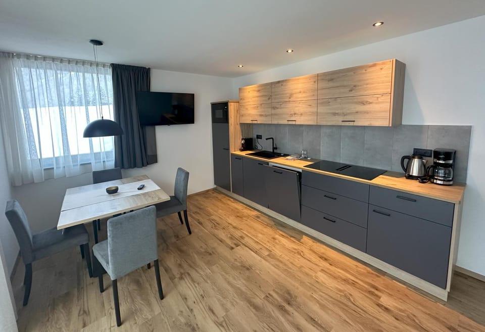 TV and multimedia, Coffee/tea facilities, Kitchen or kitchenette, Dining area