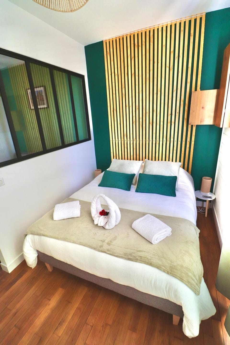 Bed, Bedroom, towels