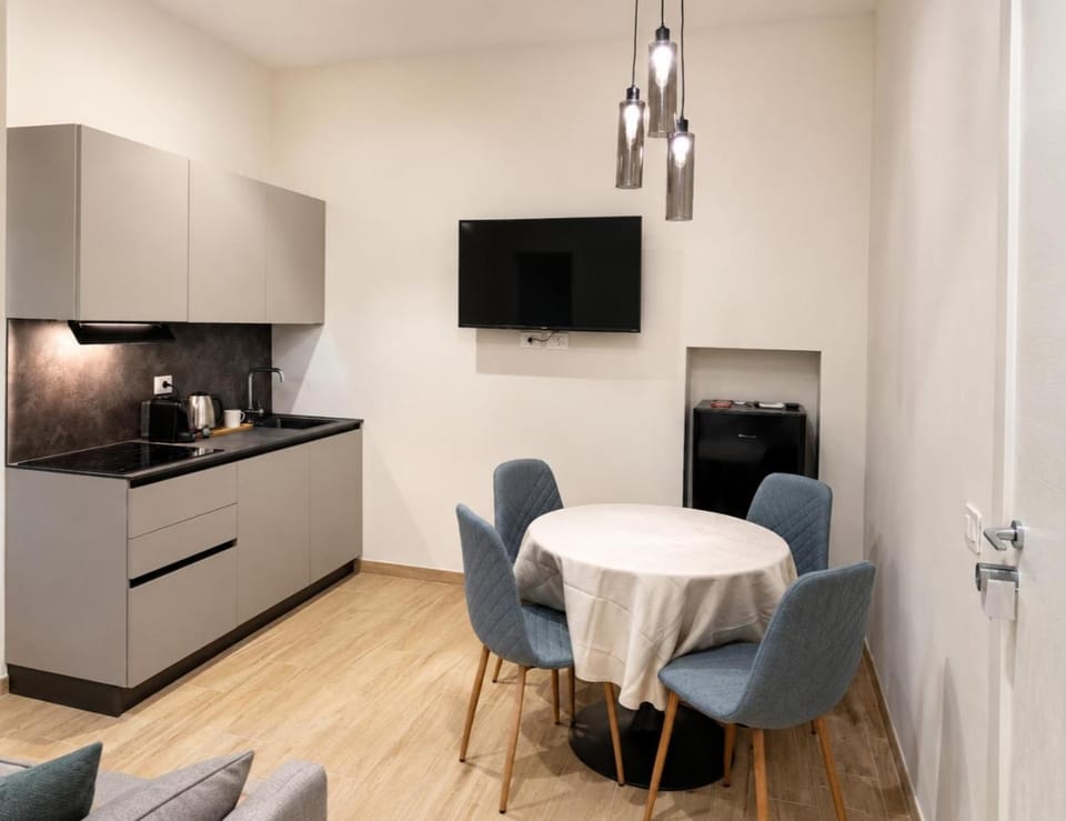 Coffee/tea facilities, Kitchen or kitchenette, Living room, Seating area, Dining area, stove