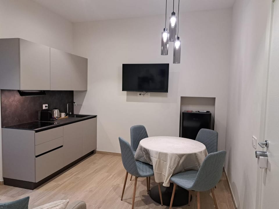 TV and multimedia, Coffee/tea facilities, Kitchen or kitchenette, Living room, Dining area, stove