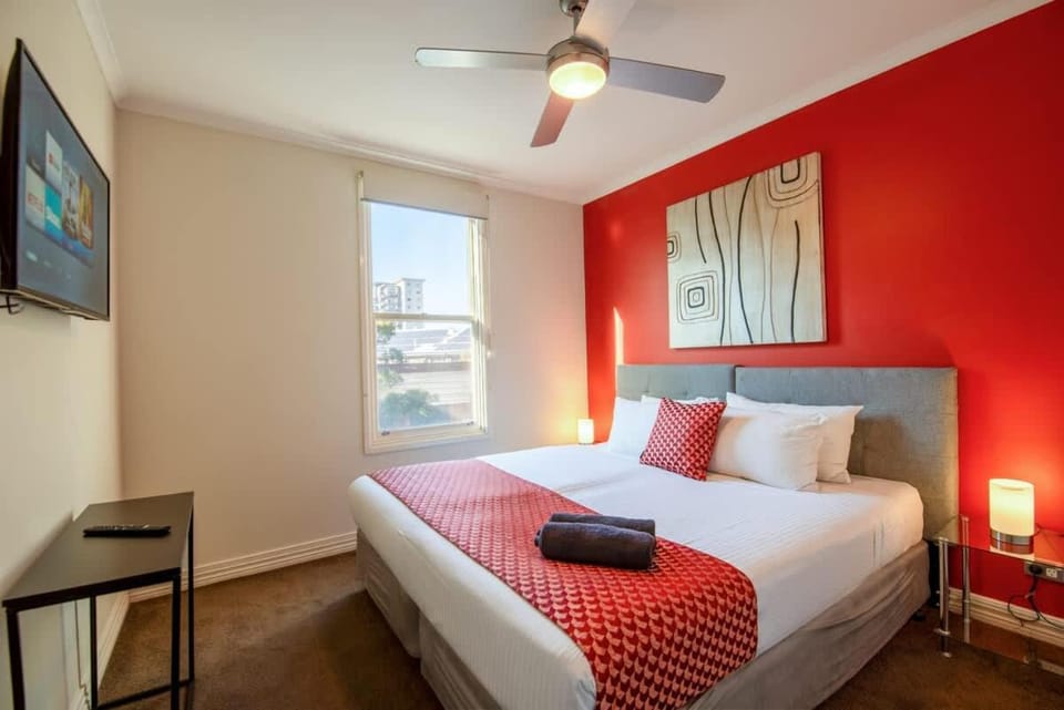 Bed, TV and multimedia, Photo of the whole room, Bedroom