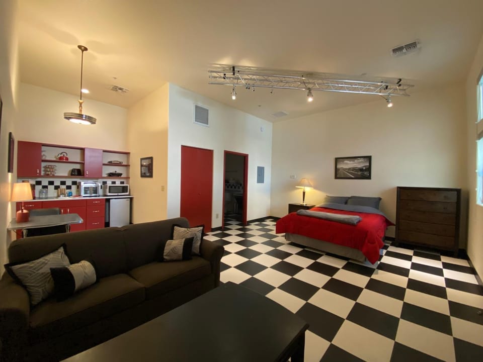 Bed, Kitchen or kitchenette, Living room, Photo of the whole room, Seating area, Bedroom, pet friendly