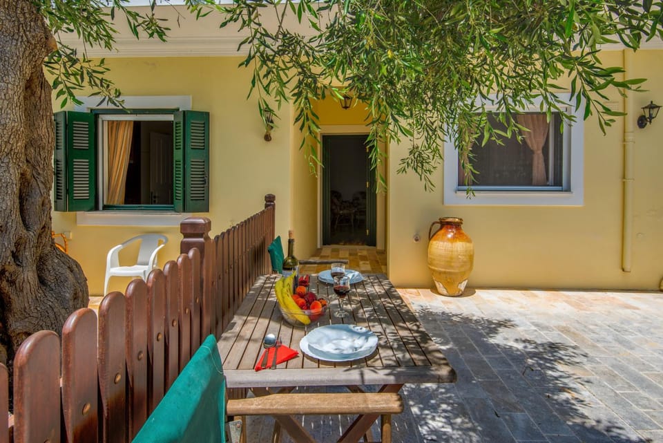 Property building, Patio, Garden, Balcony/Terrace