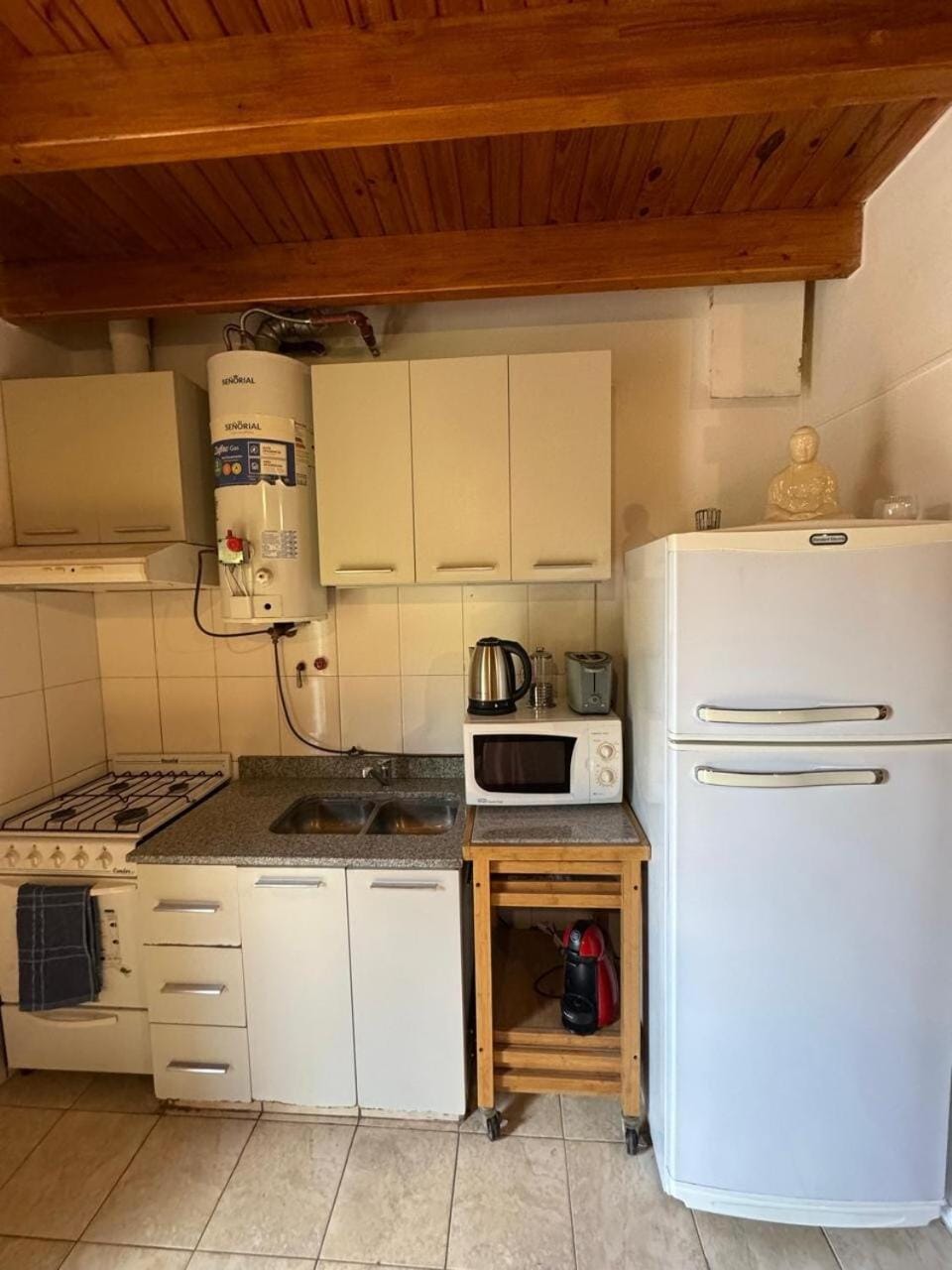 Coffee/tea facilities, Kitchen or kitchenette, oven, stove, toaster